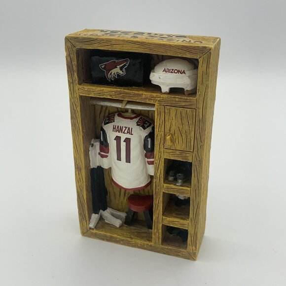 Arizona Coyotes Martin Hanzal #11 Locker Room Display Veequiva Hotel & Casino - Picture 1 of 15